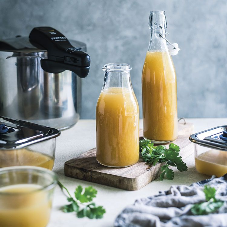 Caldo de pollo en olla exprés Caldo de pollo en olla exprés