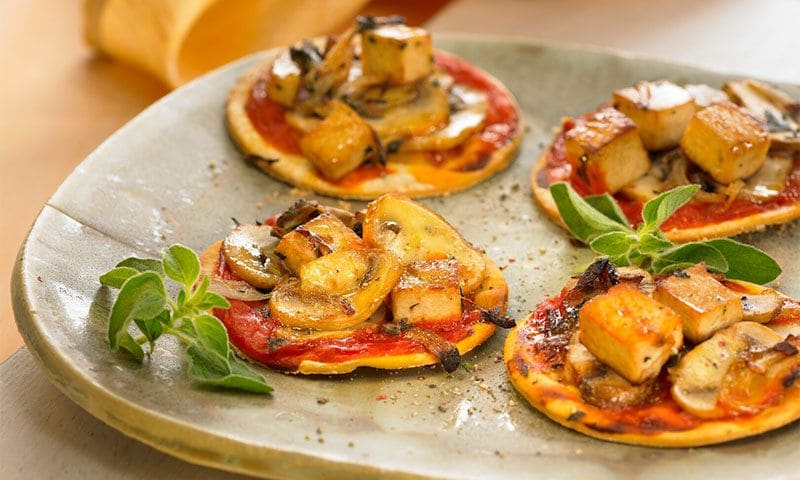 Mini pizzas de harina de garbanzos con tofu y champiñón