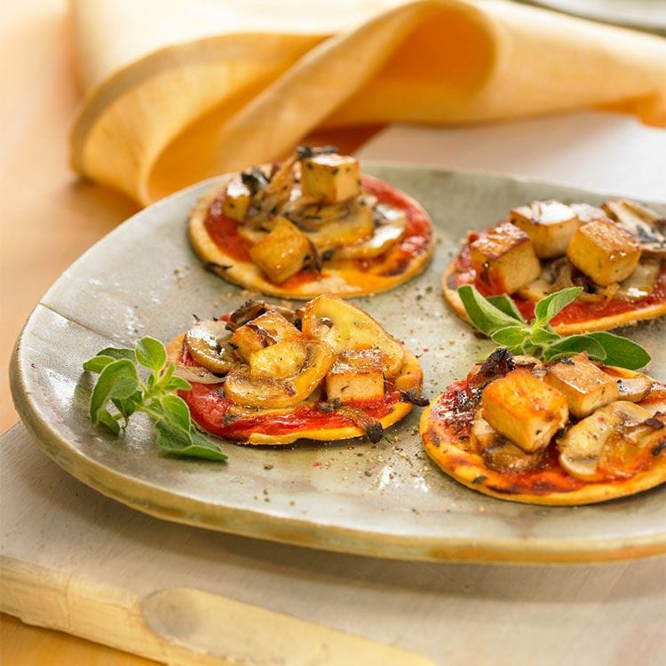 Mini pizzas de harina de garbanzos con tofu y champiñón