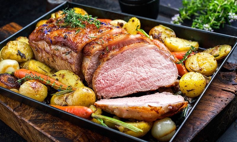 Lomo de cerdo asado al horno con verduras