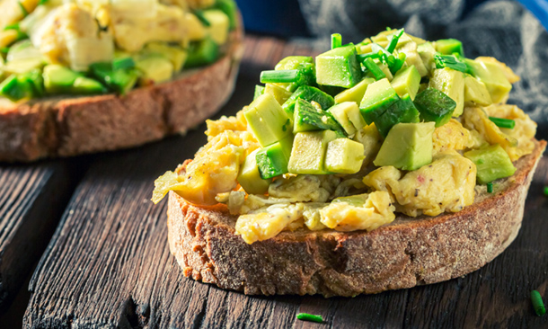 Tostas de huevos revueltos con aguacate Tostas de huevos revueltos con aguacate