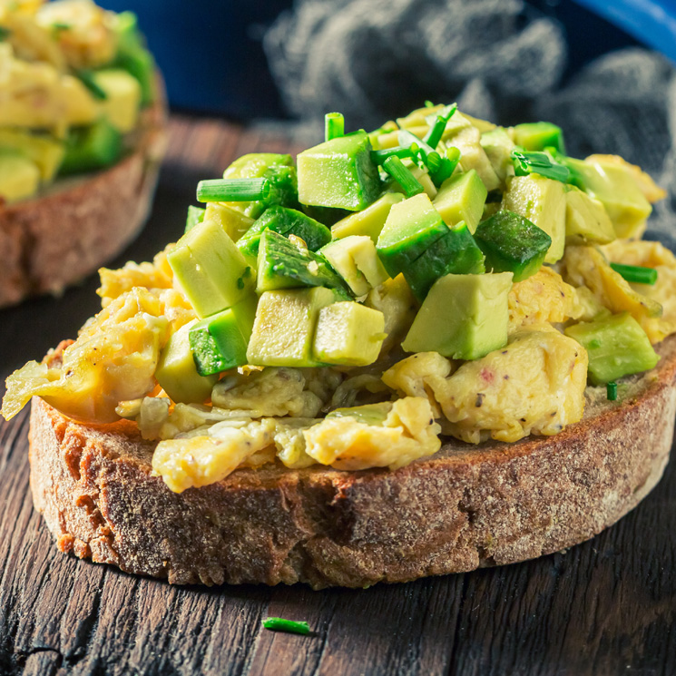 Tostas De Huevos Revueltos Con Aguacate