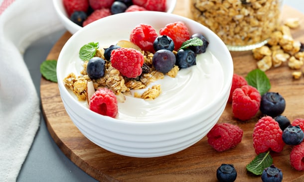 'Bowl' de yogur natural con frutos del bosque y muesli, ¡supersaludable!