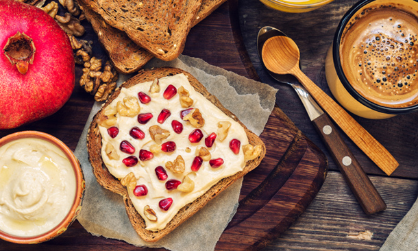 Tostadas de 'hummus', nueces y granada Tostadas de 'hummus', nueces y granada