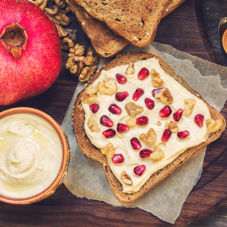 Tostadas de 'hummus', nueces y granada