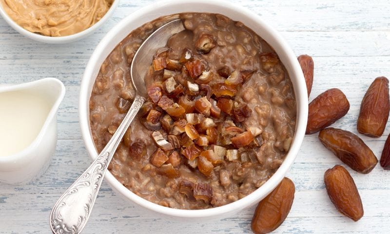 'Bowl' de avena, cacao y dátiles