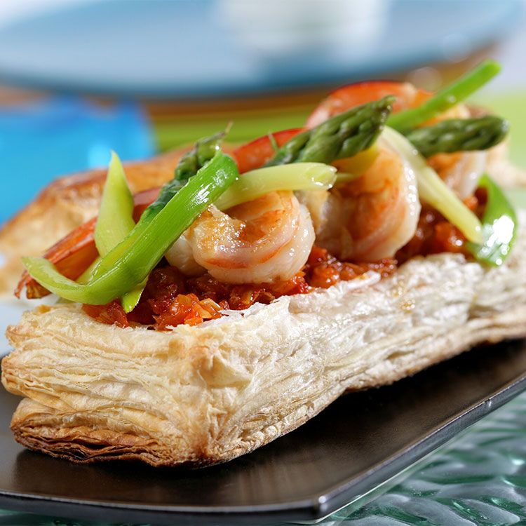 Hojaldre de ajetes con gambas Hojaldre de ajetes con gambas