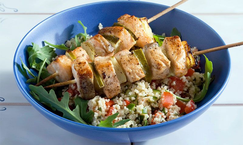 Brochetas de salmón fresco con tabulé