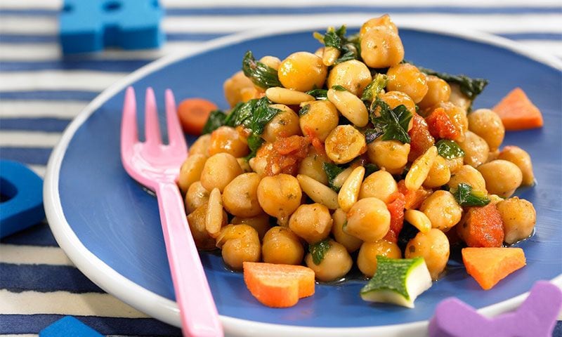 Salteado de garbanzos con verduras y piñones