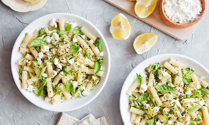 Mini 'rigatoni' con brócoli, requesón y albahaca