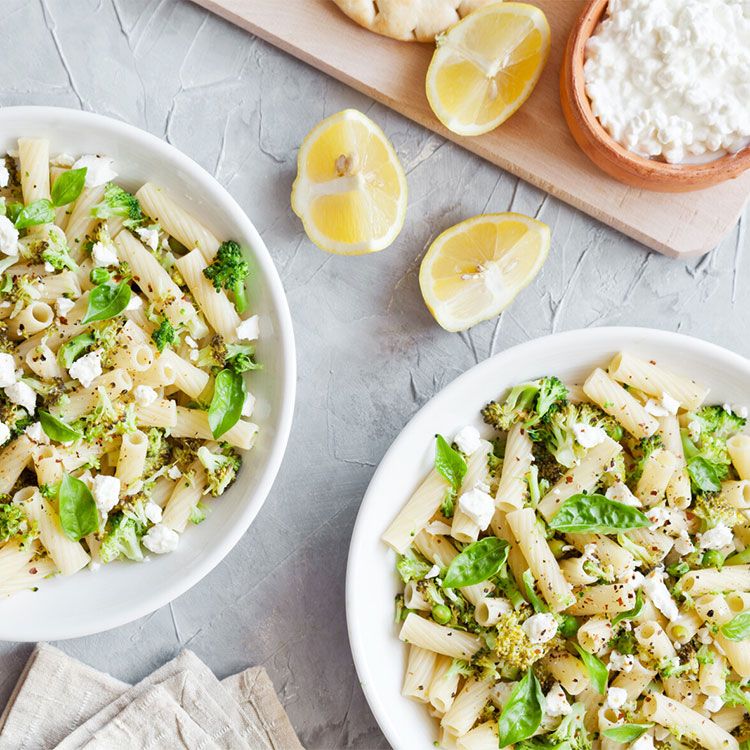 Mini 'rigatoni' con brócoli, requesón y albahaca Mini 'rigatoni' con brócoli, requesón y albahaca