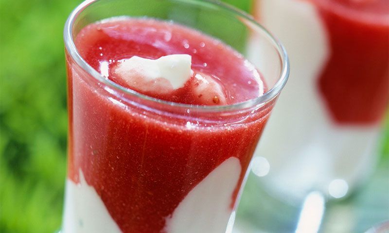 Sopa de fresas con merengue y requesón