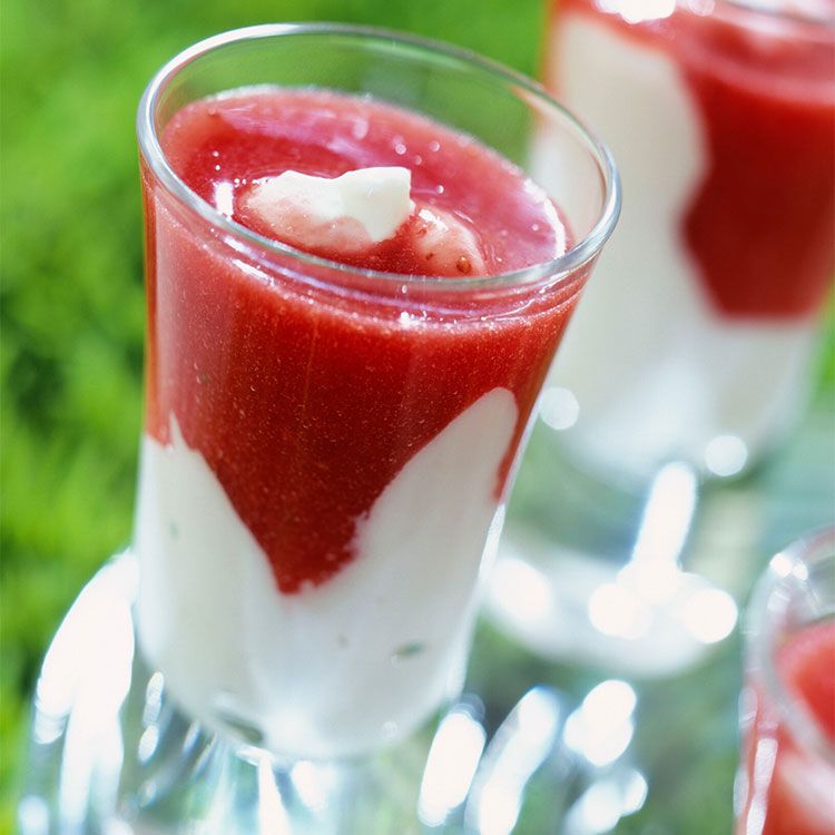 Sopa de fresas con merengue y requesón Sopa de fresas con merengue y requesón