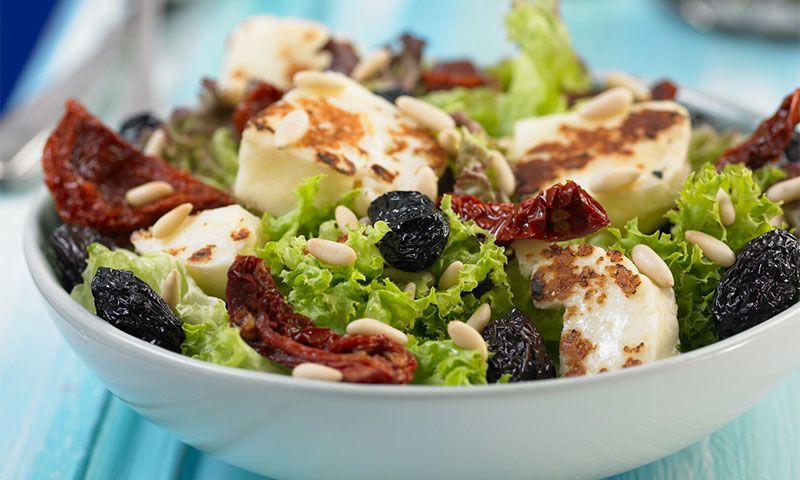 Ensalada de queso 'Halloumi', tomates secos y vinagreta de piñones