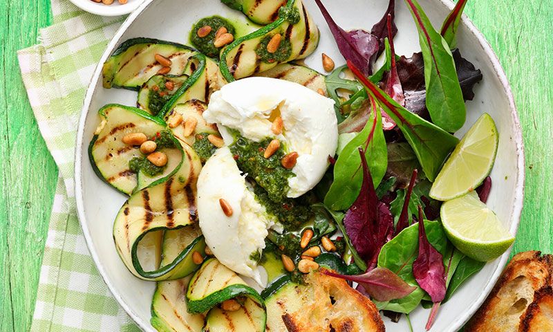 Ensalada de calabacín a la parrilla con mozzarella y pesto