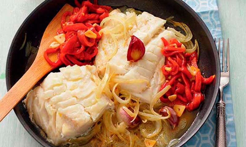 Bacalao con pimientos del piquillo y cebolla