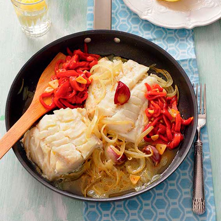 Bacalao con pimientos del piquillo y cebolla Bacalao con pimientos del piquillo y cebolla