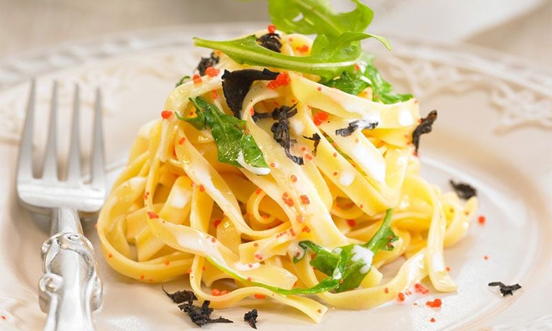 'Tagliatelle' cremosos con trufa y tobiko