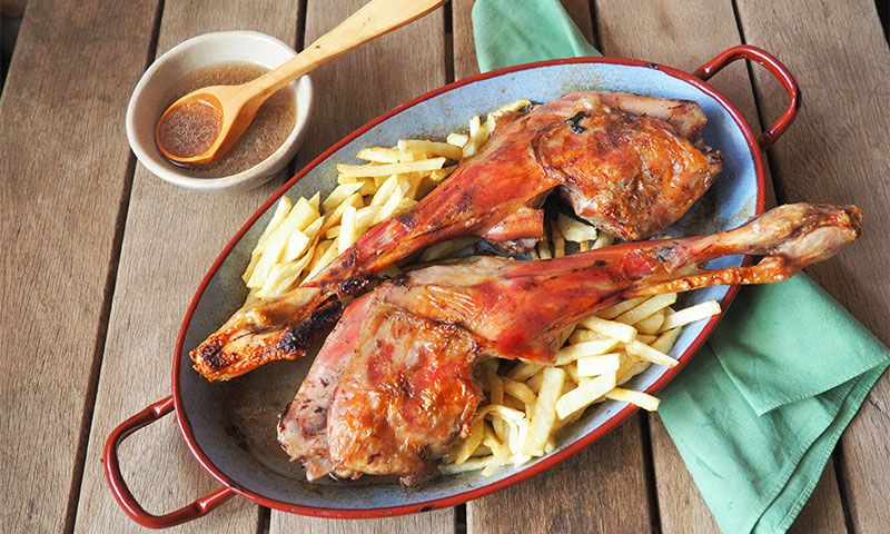 Cordero asado con patatas fritas