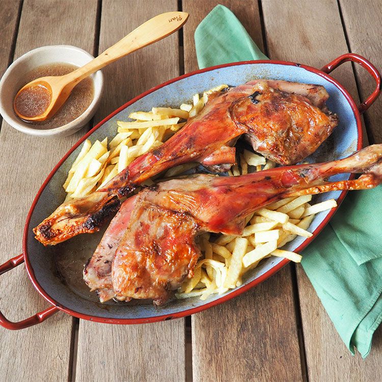 Cordero asado con patatas fritas Cordero asado con patatas fritas