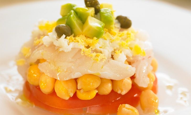 Ensalada de garbanzos con bacalao y aguacate