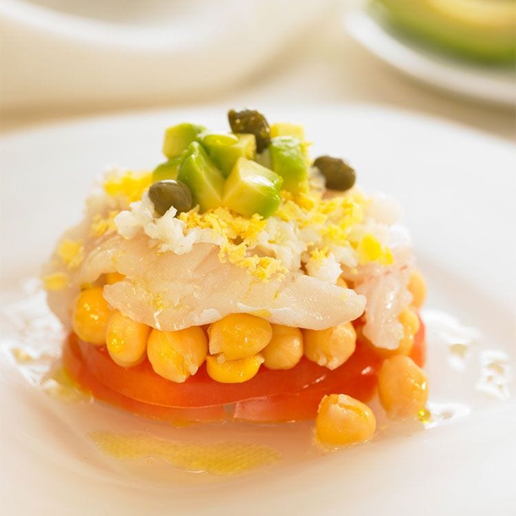 Ensalada de garbanzos con bacalao y aguacate Ensalada de garbanzos con bacalao y aguacate