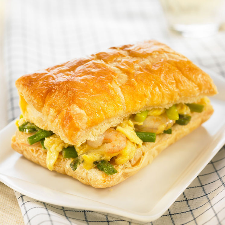 Hojaldre relleno de revuelto de gambas y espárragos