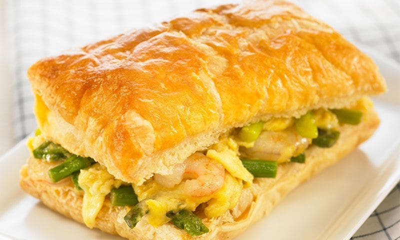 Hojaldre relleno de revuelto de gambas y espárragos