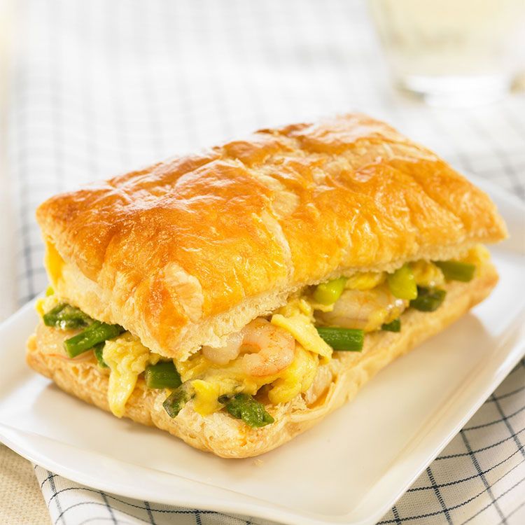 Hojaldre relleno de revuelto de gambas y espárragos Hojaldre relleno de revuelto de gambas y espárragos