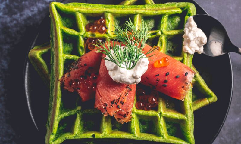 Gofres de espinacas con salmón
