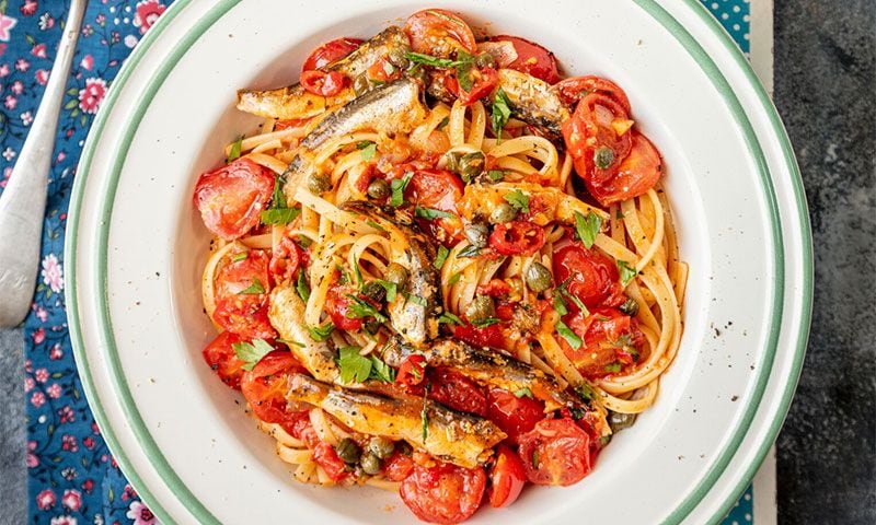 Espaguetis con sardinas, tomate y alcaparras