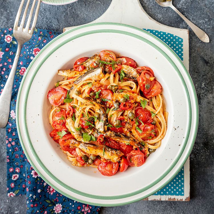 Espaguetis con sardinas, tomate y alcaparras Espaguetis con sardinas, tomate y alcaparras