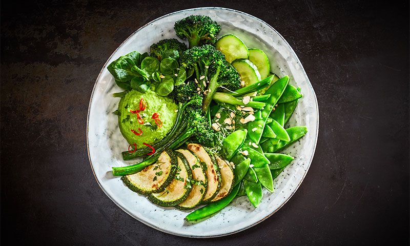 Bol saludable con brócoli, calabacín y tirabeques