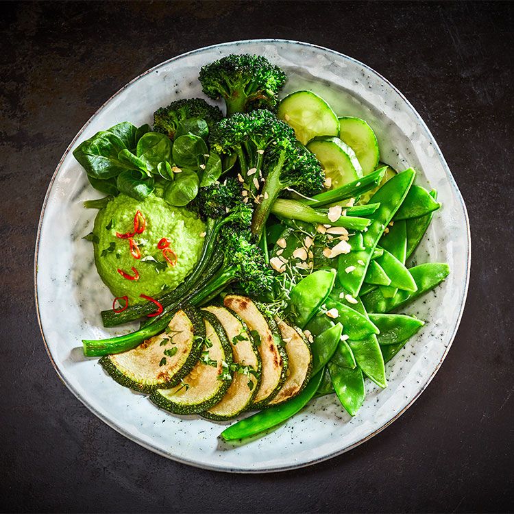 Bol saludable con brócoli, calabacín y tirabeques Bol saludable con brócoli, calabacín y tirabeques
