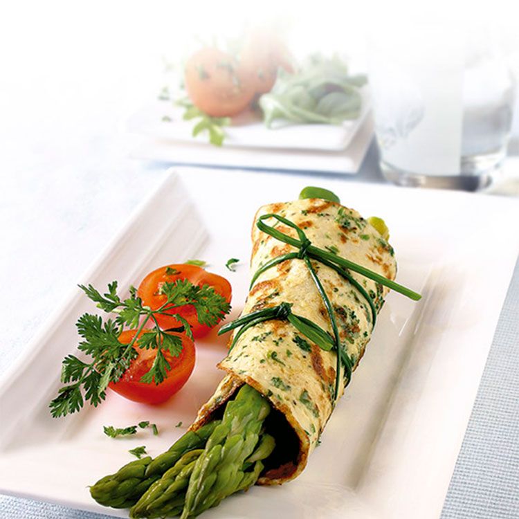 Tortilla de espárragos trigueros y hierbas aromáticas Tortilla de espárragos trigueros y hierbas aromáticas
