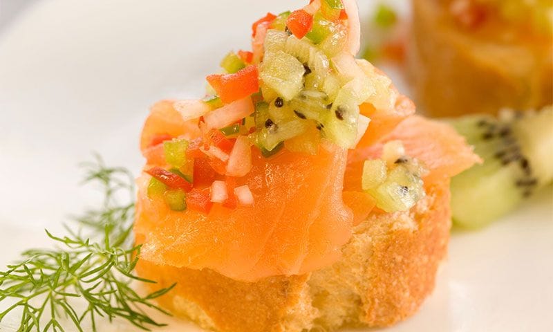 Montadito de salmón ahumado con pipirrana de kiwi