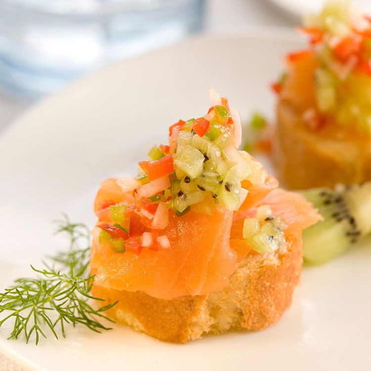 Montadito de salmón ahumado con pipirrana de kiwi Montadito de salmón ahumado con pipirrana de kiwi