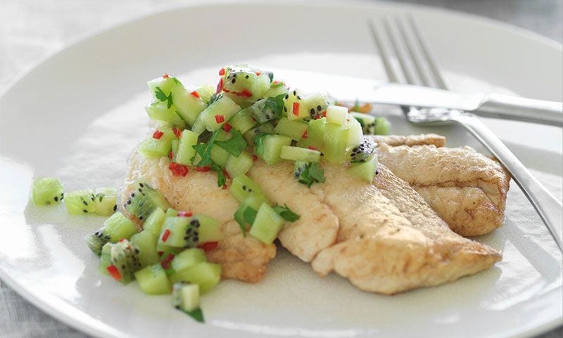 Filetes de pescado a la plancha con guarnición de kiwi picante
