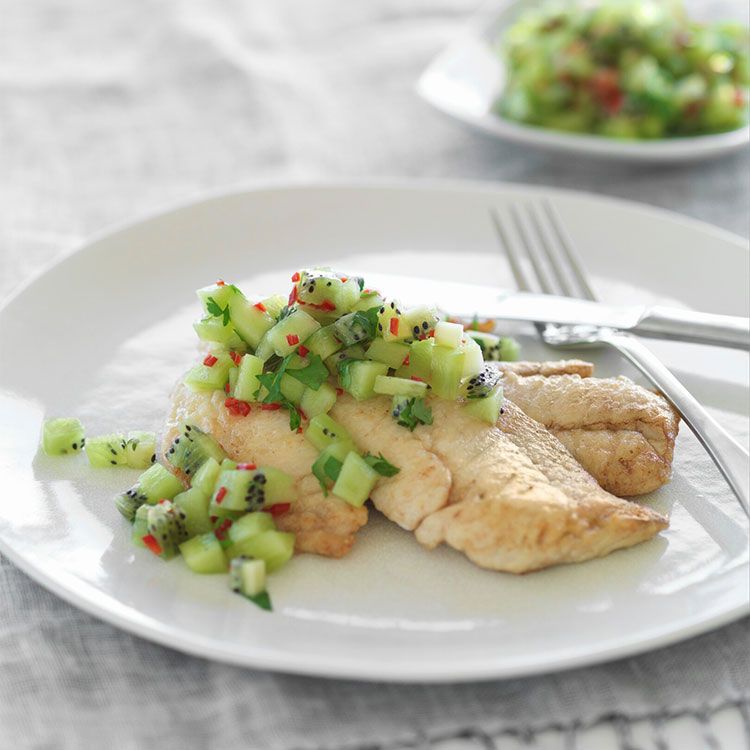 Filetes de pescado a la plancha con guarnición de kiwi picante Filetes de pescado a la plancha con guarnición de kiwi picante