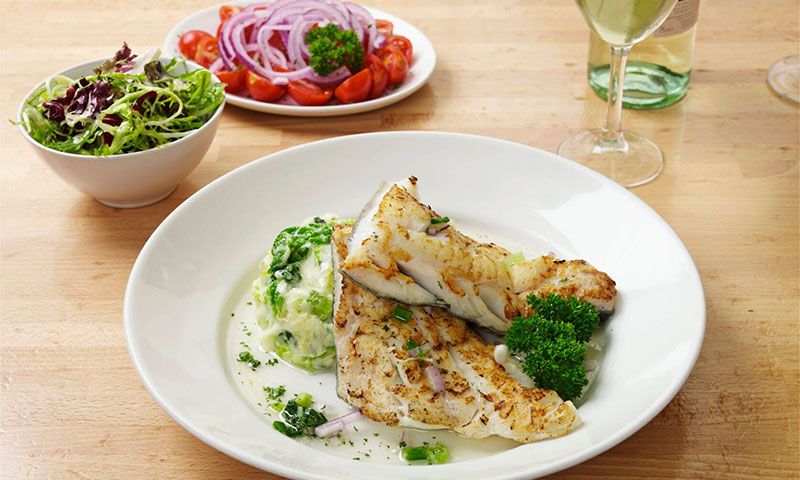 Rodaballo al horno con ensalada de repollo