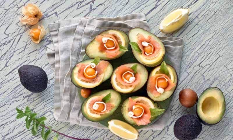 Aguacates rellenos de salmón ahumado y physalis