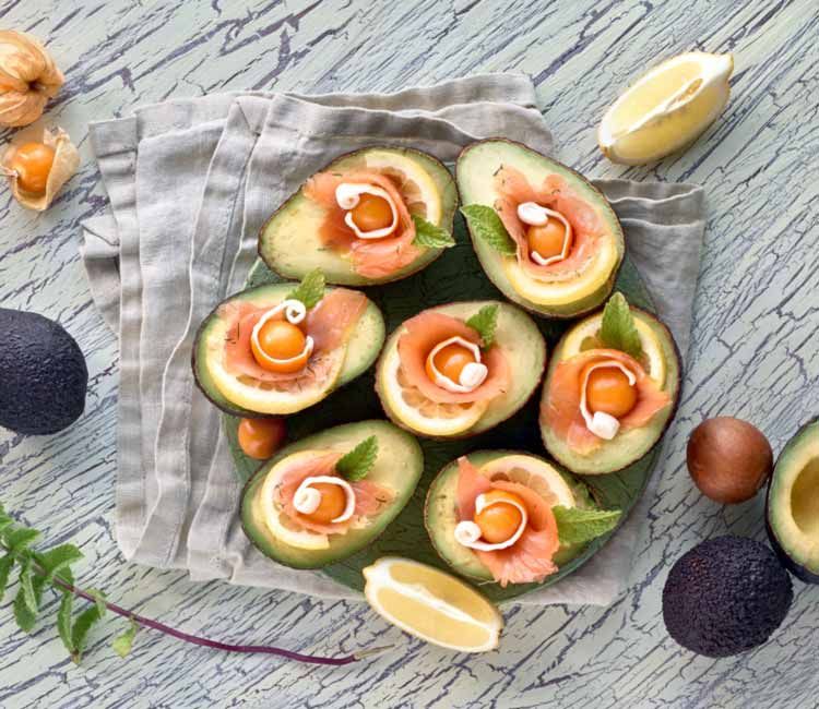 Aguacates rellenos de salmón ahumado y physalis Aguacates rellenos de salmón ahumado y physalis