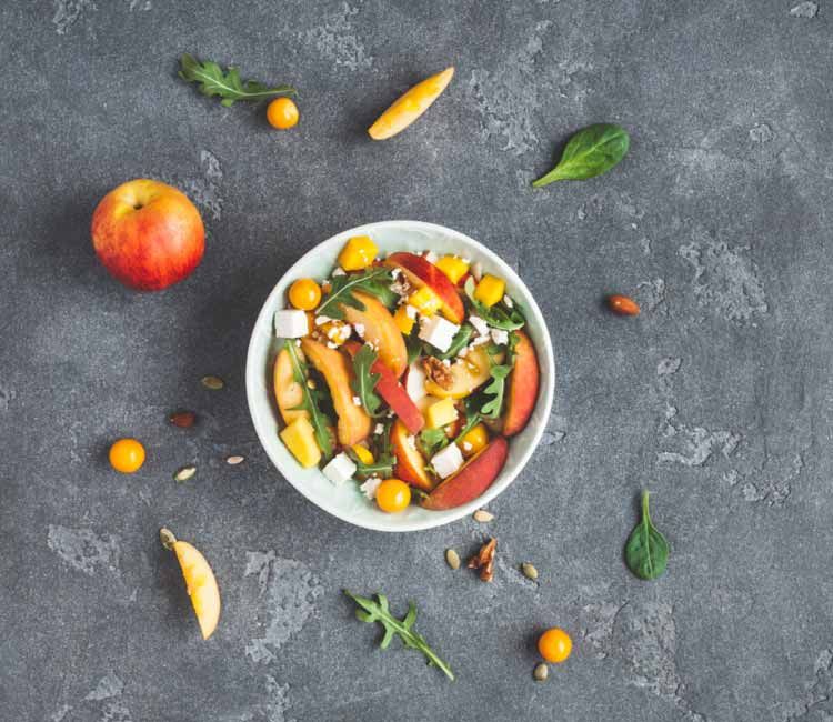 Ensalada de espinacas con physalis, mango y queso feta Ensalada de espinacas con physalis, mango y queso feta