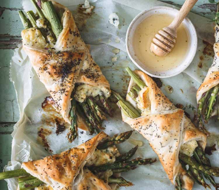 Hojaldres rellenos de espárragos y queso Bleu d'Auvergne con miel Hojaldres rellenos de espárragos y queso Bleu d'Auvergne con miel