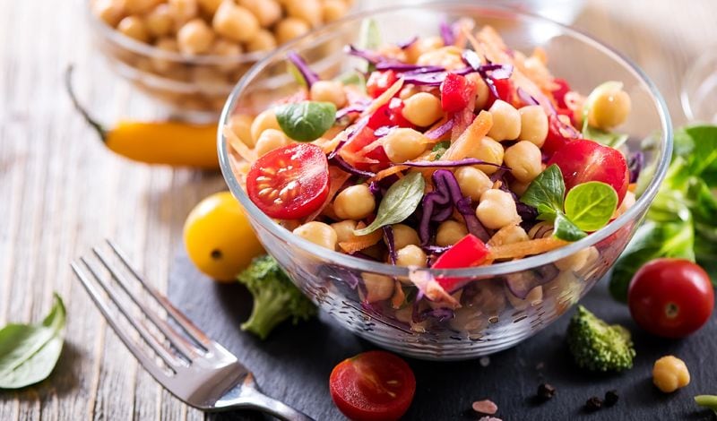 Ensalada de garbanzos, tomate y frutas secas