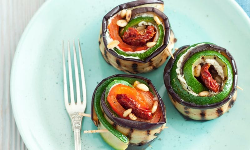 Rollitos de berenjena y calabacín con crema de sésamo