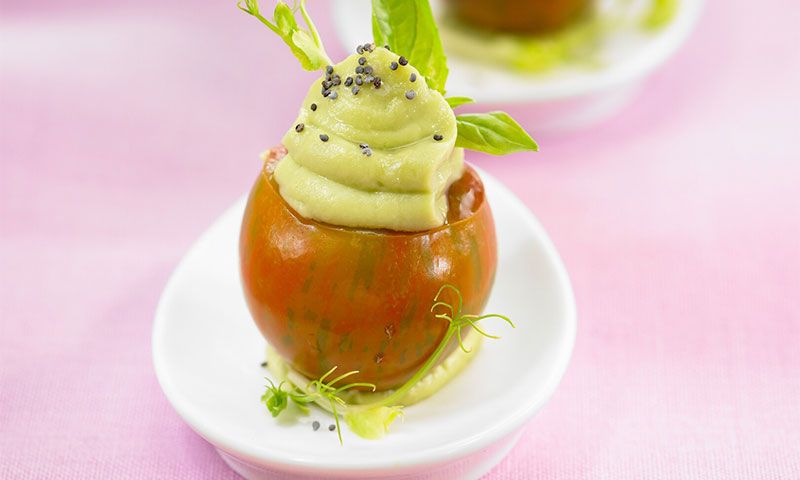 Tomatitos rellenos de puré de aguacate