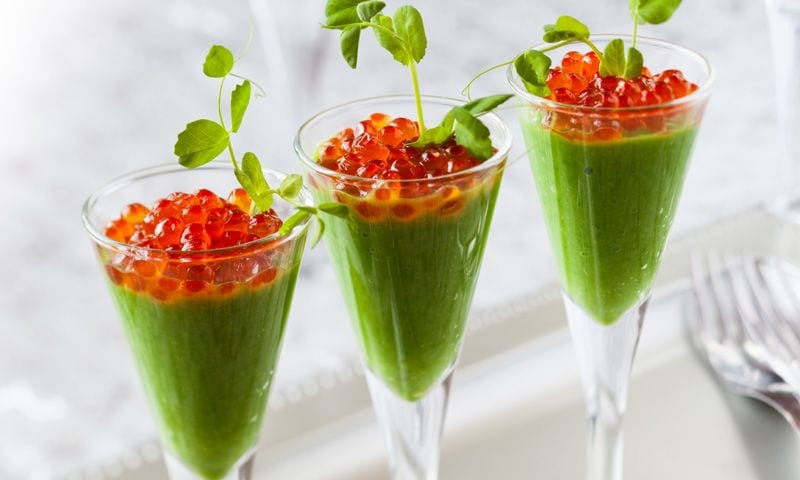 Vasitos de crema de guisante con huevas de salmón
