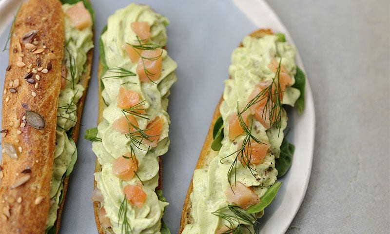 'Éclairs' de mousse de aguacate con salmón