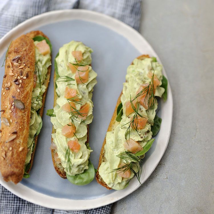 'Éclairs' de mousse de aguacate con salmón 'Éclairs' de mousse de aguacate con salmón